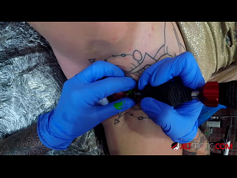 ❤️ Ekstrèmman tatoue hottie Sully Savage te fè yon tatoo sou klitoris li ☑ Videyo fuck nan pònografi ht.psi-mass.ru ☑
